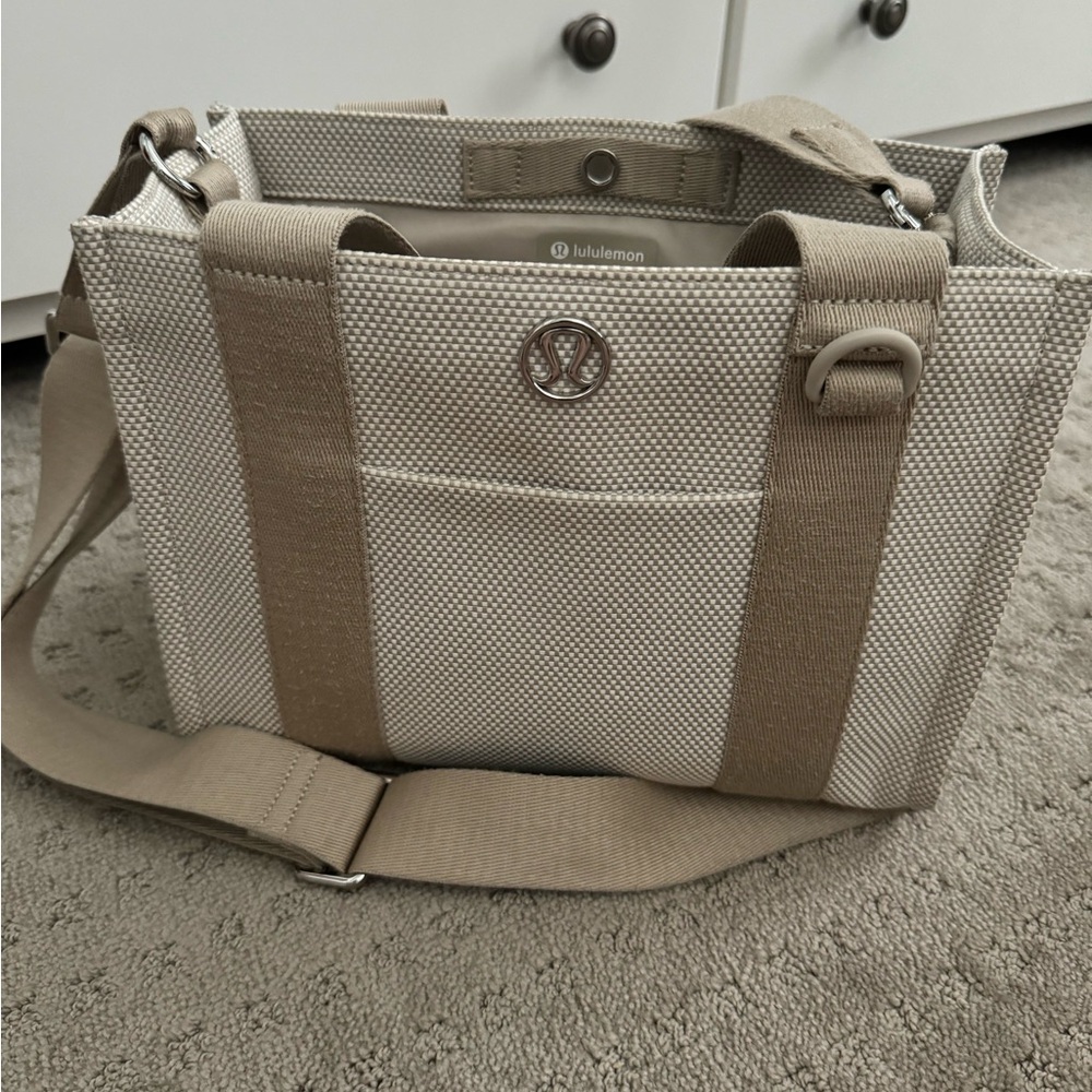 Lululemon Two-Tone Canvas Tote Bag
Mini 4.5L